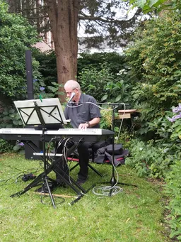 Lenny en Jan treden op bij het Mondiaal Centrum.