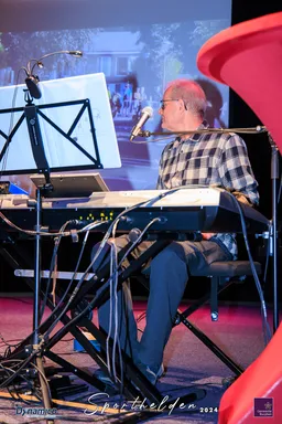 Lenny en Jan treden op bij het Sportgala in Rucphen.